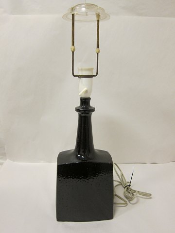 Tischlampe
Eine schöne Tischlampe aus Knabstrup, Dänemark (1897-1988)
Design: Arne Basse
H: 34,5cm ohne Fassung
Bemerkung: Abschlag