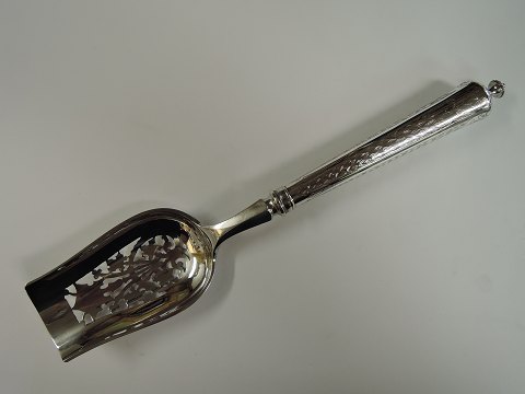 V. Christesen
Silver (830)
Serving spoon
