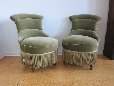 Sesseln
Ein Paar von 2 alte, kleine Sesseln
H: 79cm, Sitz-H: 42cm, Sitze 50cm x 45cm
In gutem Stande
Der Preis ist ein Gesamtpreis für beide 2 Sesseln