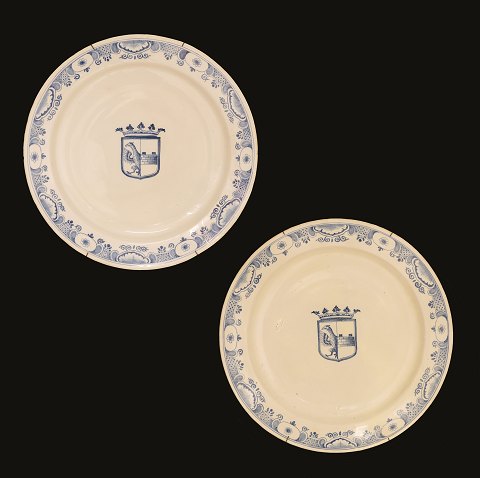 A pair of large faience plates. Signed Stockholm, 
Sweden, circa 1750. With the coat of arms of the 
family von Berchs. D: 39,5cm