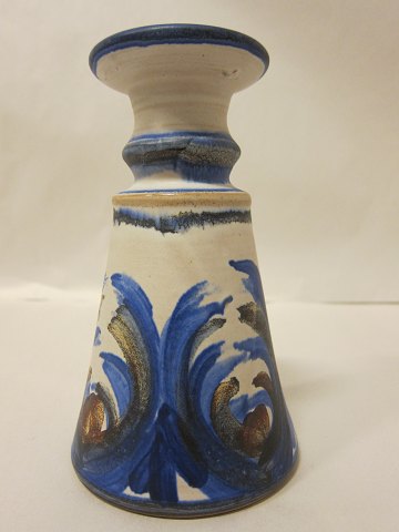 Kerzenhalter
Kerzenhalter aus Keramik
Design: Viggo Kyhn, Dänemark
Mit Signatur
H: 16,5cm, B: 10cm