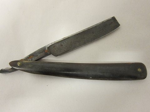 Rasiermesser mit Etui
Am Etui ist geschrieben: "Extra Hollow Ground" u.a.
L: 16cm, B: 3cm, H: 1,5cm
Wir haben eine grosse Auswahl von alten Rasiersachsen, Friseursachen u.a.