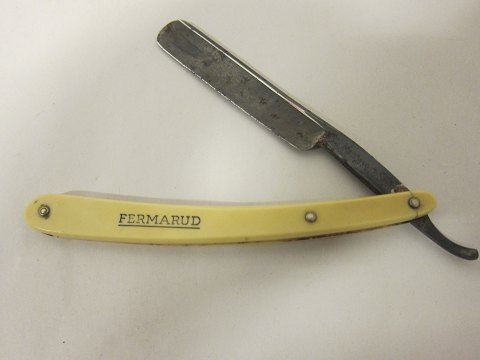 Rasiermesser mit Etui
Ein alter Rasiermesser, vintage "Fermarud" 
Am Etui ist: "Daniel Pereso, Solingen" geschrieben
L: 16,5cm, B: 3cm, H: 1,5cm
Wir haben eine grosse Auswahl von alten Rasiersachsen, Friseursachen u.a.