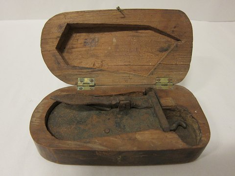 Aderlass-Instrument für Tiere
Diese antikke Instrument für Aderlass ist hand geschmidet von Eisen und in der 
originaler Kasse aus Holz, - und die Kasse ist sogar auch handgeschnitten.
L: 17cm, B. 8,5cm, H: 5,5cm