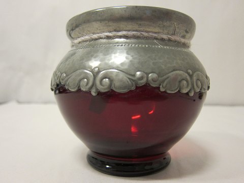 Vase aus rubinrotem Glas mit Zinn
Eine sehr schöne, antikke rubinrote Glasvase mit dekorativem Zinn im 
Jugendstill.
Das Zinn ist mit Stempel: "TB".
Um 1910
H: 11cm, B:12cm