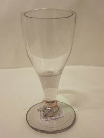 Schnapsglas, antik
Um Mitte die 1800/um 1880
Wir haben eine grosse Auswahl von antikke Glässern