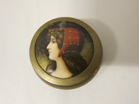 Eine kleine schöne Dose mit Deckel und Spiegel
1890-1910
In gutem Stande