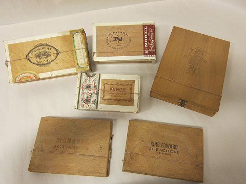 Holzkisten für Zigarre
Holzkisten für Zigarre von Tobakshuset Næstved, King Edward R. Færch, Punch 
u.a.
In gutem Stande
Wir haben eine grosse Auswahl von alten Tabakwaren/Rauchwaren und andere Waren 
mit originalem Inhalt, aus einem Kaufladen