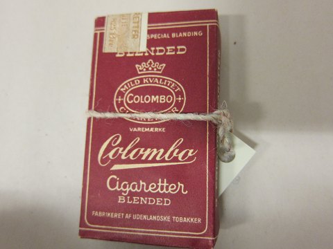 Zigarettepaketmit Inhalt
Alte Colombo Zigarettepaket
Mit originaler Verschlussstreifen/Banderole mit Steuerinformation und Preis
In gutem Stande
Wir haben eine grosse Auswahl von alten Tabakwaren/Rauchwaren und andere Waren 
mit originalem Inhalt