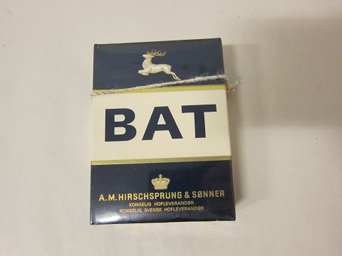 BAT paket, ungebrochen, mit Inhalt
Alte Bat paket mit Inhalt
In gutem Stande
Wir haben eine grosse Auswahl von alten Tabakwaren/Rauchwaren und andere Waren 
mit originalem Inhalt, aus einem Kaufladen