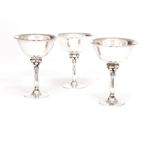 Harald Nielsen for Georg Jensen: A set of three 
cocktail cups. #479A. H: 10,5cm. D: 7,7cm. W: 
292gr (3)