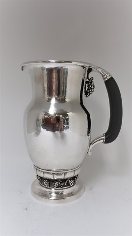 Georg Jensen
Sterling (925)
Silberkrug mit Trauben
Design 407A