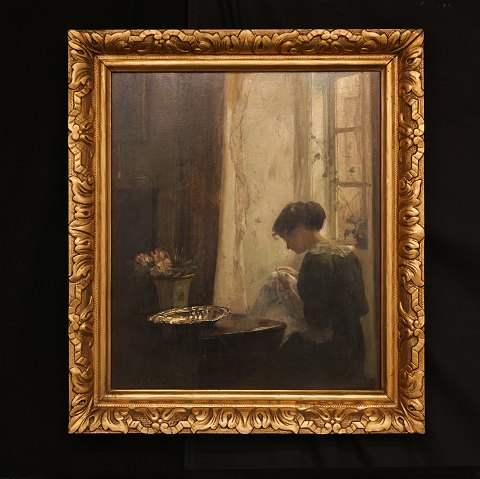 Carl Vilhelm Holsøe, 1863-1935, die Frau des 
Künstlers am Fenster.
Öl auf Holz. Signiert.
Lichtmasse: 52x43cm. Mit Rahmen: 66x57cm