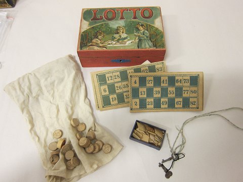 Lottospiel
Altes Lottospiel in einem Kiste aus Holz mit Schloss (Schlüssel kommt auch mit 
der Kiste)