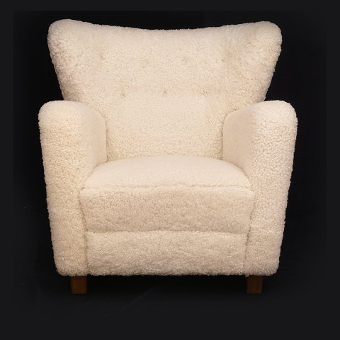 Dänischer Möbelproduzent: Easy chair neubezogen 
mit Lammwolle. Dänemark um 1935. H: 87cm. B: 83cm