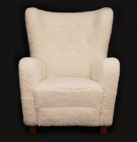 Dänischer Möbelproduzent: Easy Chair neubezogen 
mit Lammwolle. Dänemark um 1935. H: 105cm. B: 81cm