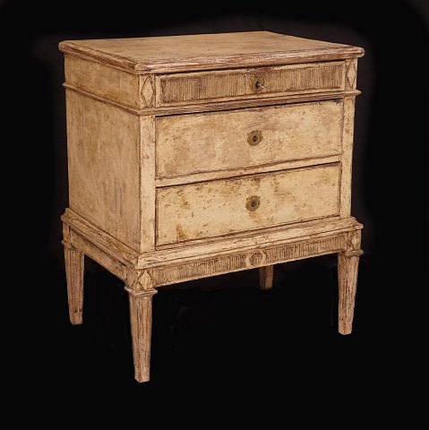A Gustavian chest of drawers. Original colors. 
Sweden circa 1780. H: 78cm. Top: 65x45cm