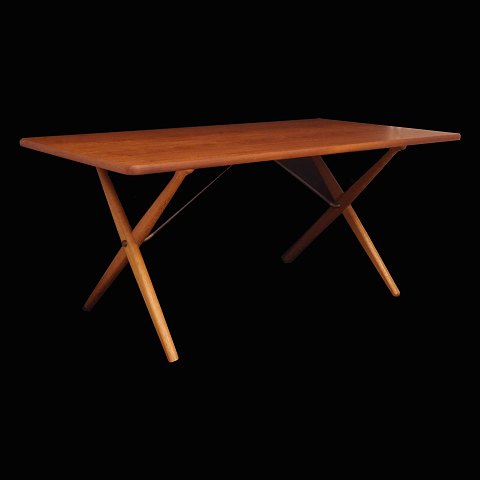 Hans J. Wegner: "Sawhorse"-Table with veneered 
teak top and crossleged oak base. H: 72cm. Top: 
159x85cm