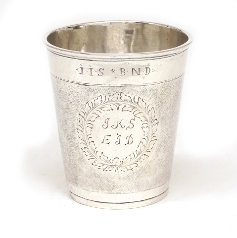 A 18th century silver cup. Made by B. 
Christoffersen der Weide, Horsens, Denmark, 
1697-1747. H: 8,8cm. G: 115gr