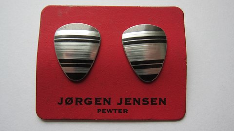 Ohrclip aus Zinn
Vintage Ohrclip 
Stempel 
Design: Jørgen Jensen
Der Silberschmied, Jørgen Jensen (1895-1966), war der älteste Sohn des Georg 
Jensens
Wir haben eine grosse Auswahl von Zinn-Schmuckstücke