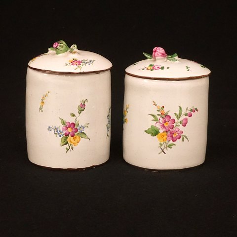 A pair of small lidded jars, faience. Signed 
Marieberg, Sweden, 1778. H: 8cm