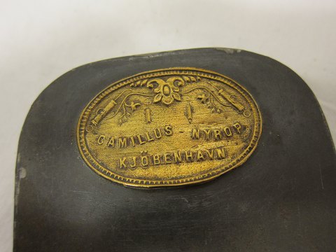 Schachtel aus Metal von Camillus Nyrop 
Mit 4 Stk. Katheter für Männer
Camillus Nyrop (1811-1883) war ein gutrenommierter dänischer Instrumentmacher 
von Chirurgischer Instrumente