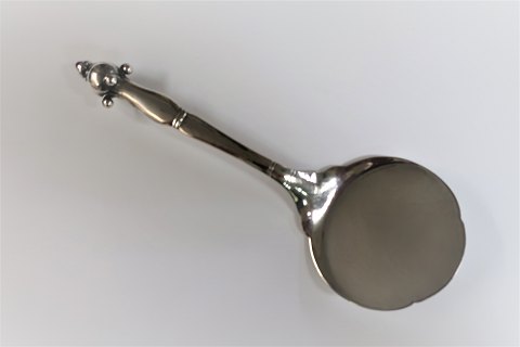 Dansk arbejde. Kagespade i sølv (830) med ametyst i toppen. Længde 21,5 cm. 
Produceret 1928