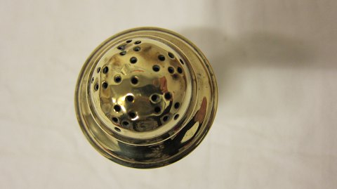 Streudose aus Messing, um 1850
H: um 9cm
Bemerken Sie bitte die Gebrauchspur