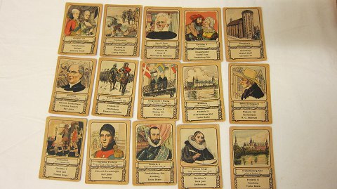 Für die Sammlern:
Ein Spiel mit historischen Karten 
Alle Karten sind in Farben
Um 1920
48 Karten ins gesammt (alle Karten sind intakt)
Ein alten historischen Kartenspiel wo alle Teilnehmern am Anfang kriegen 4 
Karten