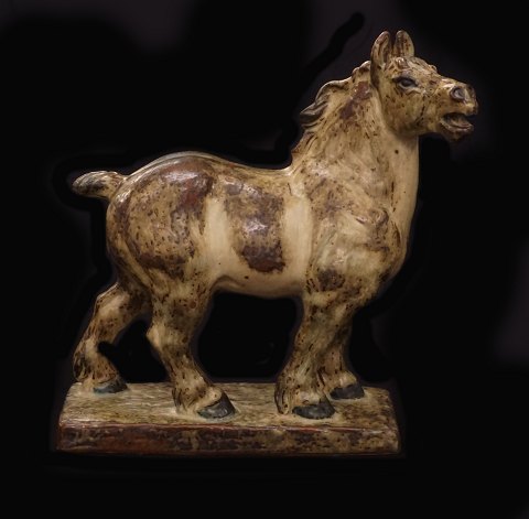 Knud Kyhn für Royal Copenhagen: Grosses Pferd. 
#20536. H: 38cm. L: 37cm
