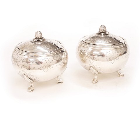 Bernt Christopher Kelberlade, Copenhagen, 1763-71: 
A pair of lidded silver sugar bowls. Dated 1770. 
H: 11cm. W: 706gr (both)