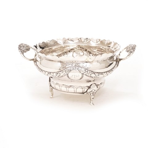 H. C. Winther, Copenhagen, 1786-1830: Silver sugar 
bowl. Dated 1791.
H: 8,5cm. W: 239gr