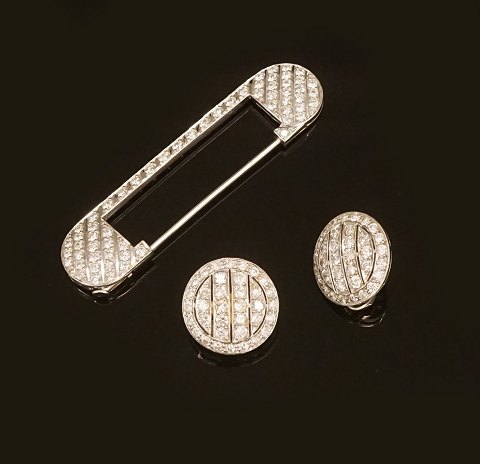 Set of brooch and two earclips. Platin and 
diamonds. Brooch L: 6cm