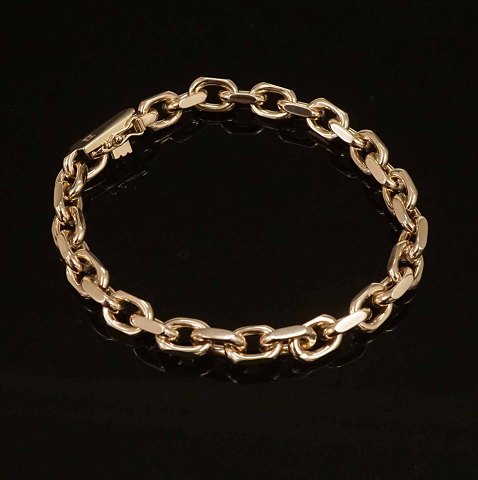 K. Laursen, Randers, Denmark: A 8kt gold anchor 
bracelet. L: 20,5cm. W: 27gr