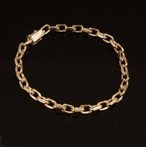 Palle Nielsen, Denmark: A 8kt gold anchor 
bracelet. W: 17gr. L: 21cm