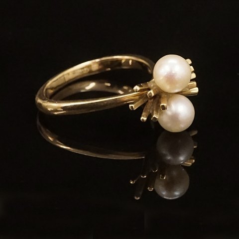 A 14kt Goldring with two pearls. Ringsize: 56
