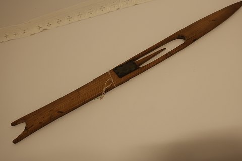 Antikes Gerät für den Strohdachdecker
Aus Holz gemacht
Um 1800-Jahren
Ein Gerät, eine Nadel, die bei der Dachdeckerarbeit benützt war
Ein gutes, schönes Gerät
Bemerken Sie bitte: Die schöne und effektive Reparatur.
L: um 68cm
In gutem Stande
