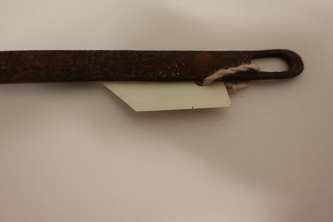 Antikes Gerät für den Strohdachdecker
Aus Eisen und handgeschmiedet
Um 1800-Jahren
Ein Gerät, eine Nadel, die bei der Dachdeckerarbeit benützt war
Ein gutes, schönes Gerät und heute sehr dekorative
L: 54,5cm
B:1,5cm
In gutem Stande