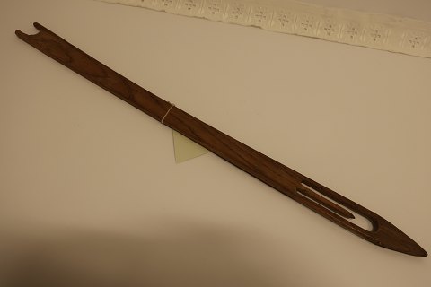 Antikes Gerät für den Strohdachdecker
Aus Holz gemacht
Um 1800-Jahren
Ein Gerät, eine Nadel, die bei der Dachdeckerarbeit benützt war
Ein gutes, schönes Gerät
L: um 67cm
In gutem Stande