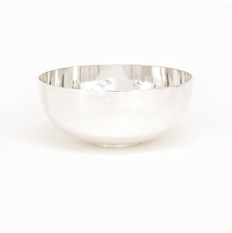 Piet Hein for Georg Jensen: A sterlingsilver bowl. 
#1145C. H: 5,6cm. D: 13cm. W: 248gr
