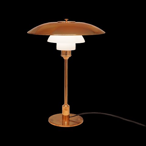 Poul Henningsen: A 3½ - 2½ table lampe with glass 
and copper shades. Produced by Louis Poulsen. H: 
46cm