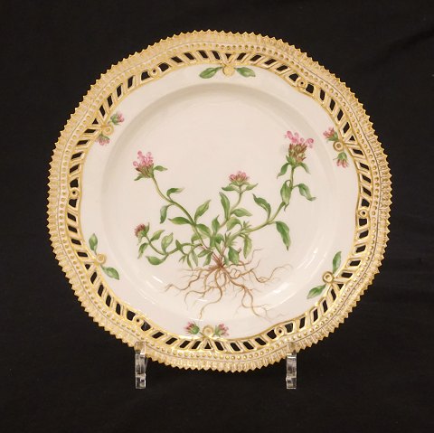 Royal Copenhagen: An early Flora Danica plate 
#3554. 1889-1922. D: 22,5cm