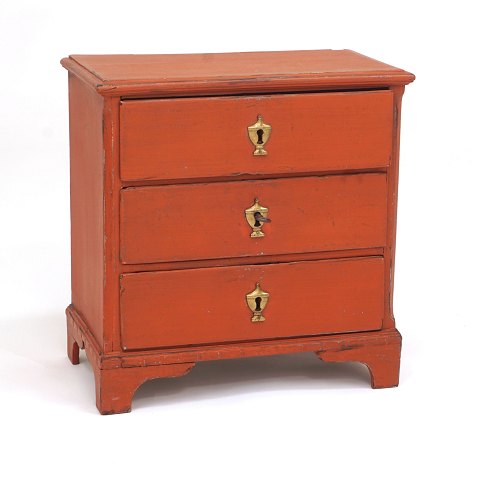 A red decorated small chest of drawers. Denmark 
circa 1800. H: 46cm. Top: 45x25cm