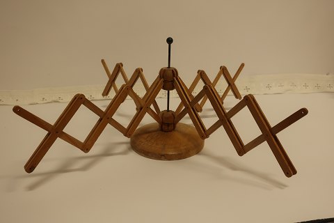 Garnwinde
Eine alte, kleine Garnwinde für stehen auf dem Tisch
Möglichkeit ein Nadelkissen oben anzubringen
H: 22cm, Durchmesser (Max): 70cm