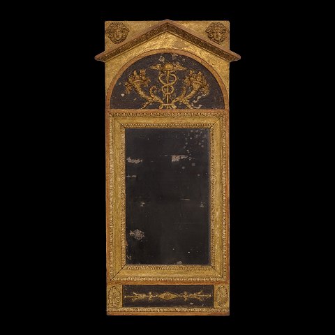 Teilweise vergoldeter Spätgustavianischer Spiegel. 
Schweden um 1800. Masse: 91x39cm