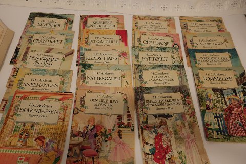 Für die Sammler:
H. C. Andersens Eventyr / Märchen
Sammlung mit Hefften mit sowohl wohlbekannten und nicht so bekannten Märchen
Das Box ist voll und ist nur als ganzen Box zu kaufen
In gutem Stande