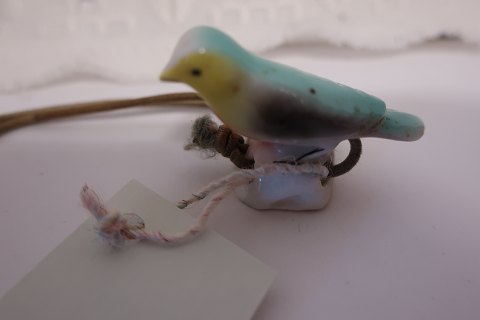 Für die Sammler:
Tropfenfänger
Der schönsten kleinen alten Tropfenfänger wie ein Vogel geformt
Der Tropfenfänger ist unter die Tülle gesetzt
L: 4cm
H: 3cm
In gutem Stande