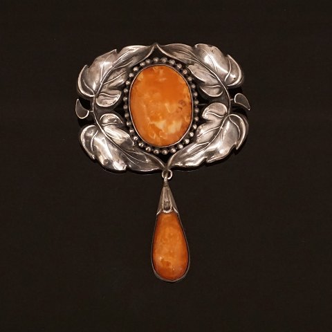 A Jugendstil brooch mounted with amber. Size: 
7x5cm