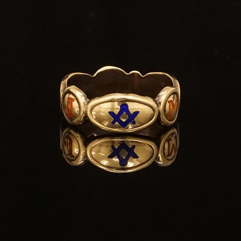 Valdemar Aage Lind, Horsens, Denmark: A 14kt gold 
freemason ring. Ringsize: 60