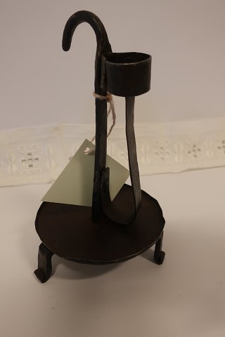 Kerzenhalter aus Metal
Kerzenhalter aus Eisen, handgemacht
Um 1790
H.: 18cm